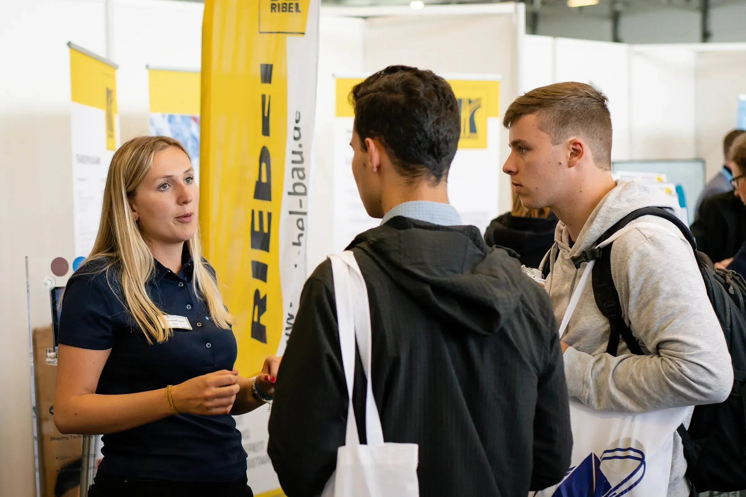Studierende im Gespräch auf der Messe