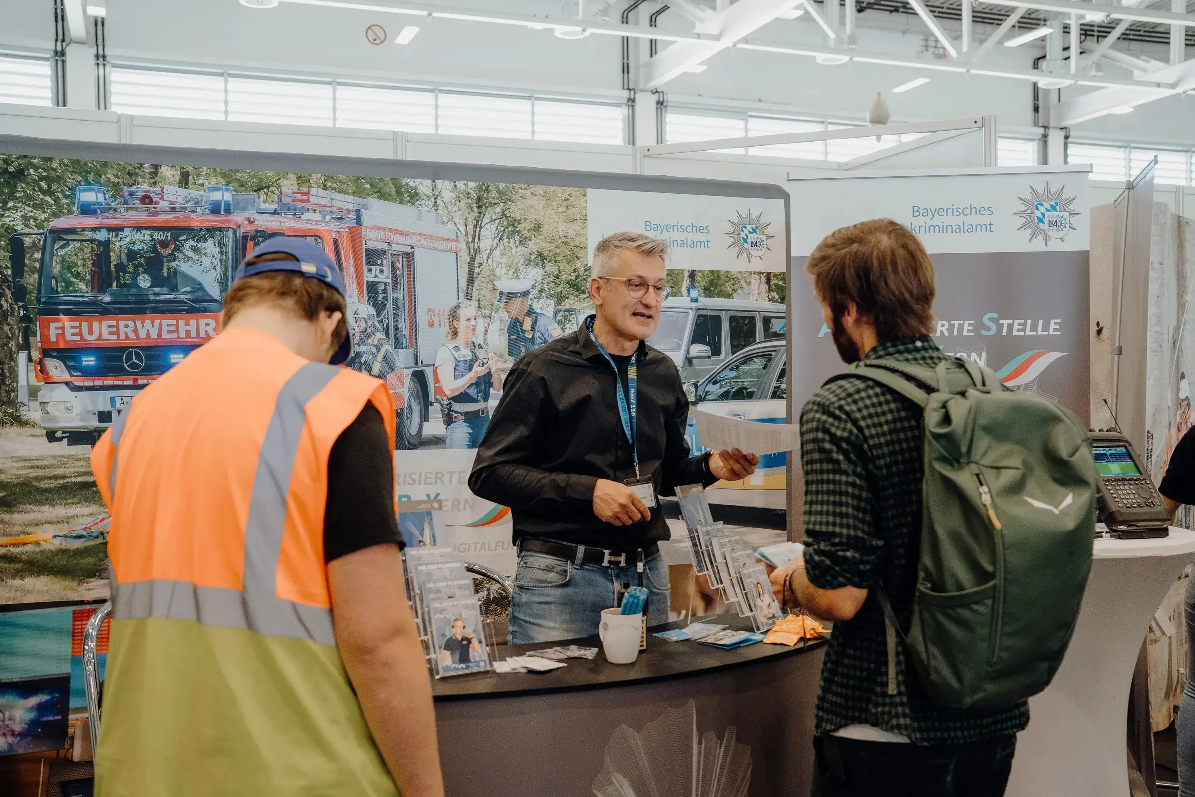Studierende im Gespräch mit Firmenvertretern