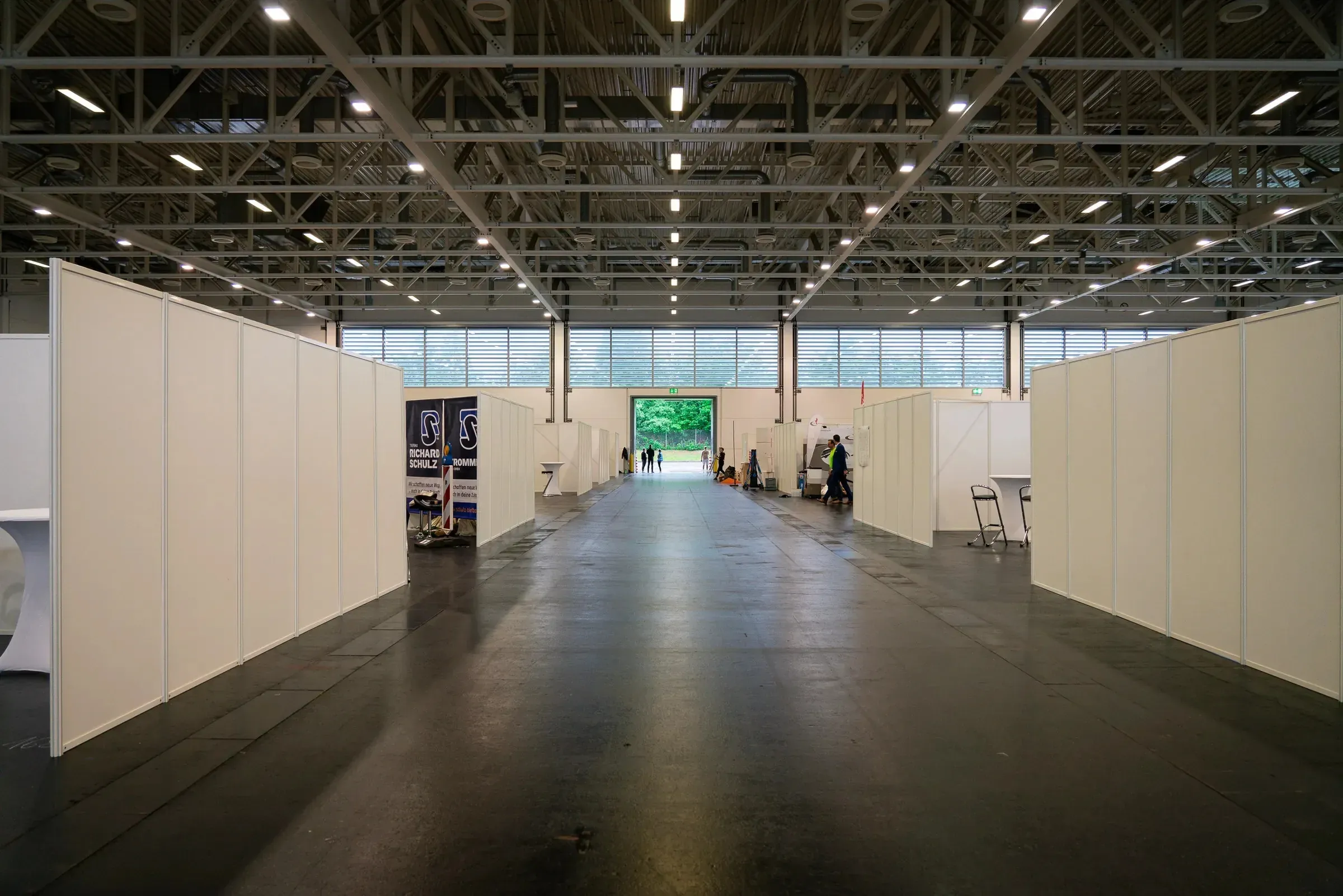 Die leere Messehalle vor dem Aufbau