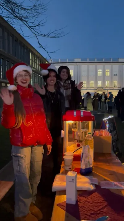 Der Pyramid-Stand auf dem THA-Weihnachtsmarkt 2025