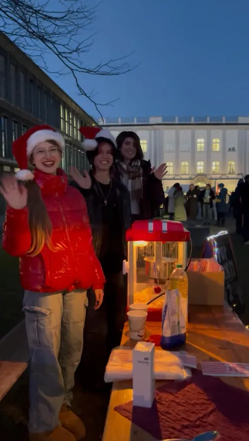 Der Pyramid-Stand auf dem THA-Weihnachtsmarkt 2025